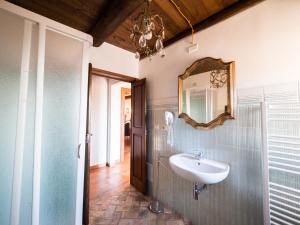 baño con lavabo y espejo en la pared en Il Becco Felice, en Arpino