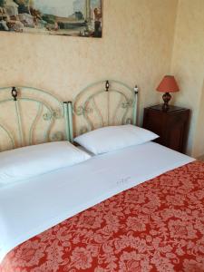 ガリポリにあるVilla Belvedere di Ritaのベッド1台(白い枕2つ、赤い毛布付)