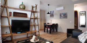 TV a/nebo společenská místnost v ubytování Zambra. Luminoso y coqueto apartamento en Chiclana