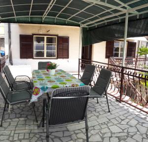 a patio with a table and chairs on a balcony at Apartment Ane in Dramalj