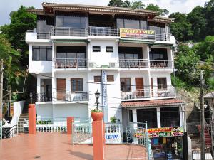 康提Highest View的一座挂着招牌的白色建筑