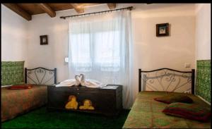 En eller flere senger på et rom på Villa Drakona