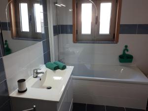 Ένα μπάνιο στο Apartamento Mirabelle