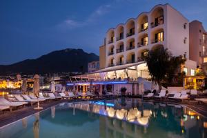 um hotel com piscina em frente a um edifício em Regina Isabella-Resort Spa Restaurant em Ischia