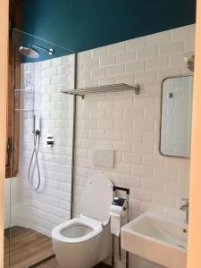 フィレンツェにあるBrigid b&bのトイレと洗面台付きのバスルーム
