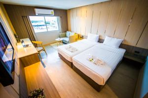Postel nebo postele na pokoji v ubytování Golden City Rayong Hotel