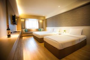 Postel nebo postele na pokoji v ubytování Golden City Rayong Hotel