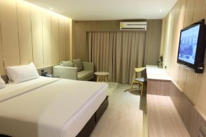 Postel nebo postele na pokoji v ubytování Golden City Rayong Hotel