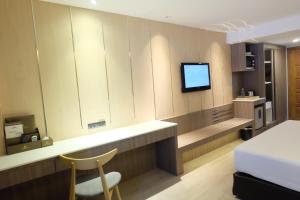Postel nebo postele na pokoji v ubytování Golden City Rayong Hotel