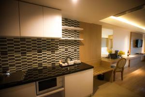 Kuchyň nebo kuchyňský kout v ubytování Golden City Rayong Hotel