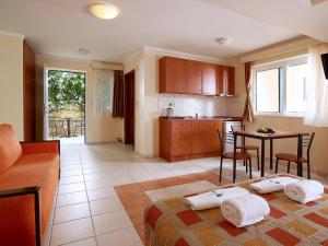 Postel nebo postele na pokoji v ubytování Avantis Suites Hotel