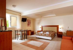 TV a/nebo společenská místnost v ubytování Avantis Suites Hotel