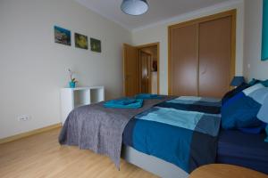 - une chambre avec un lit doté d'une couette bleue dans l'établissement Monte da Eira, à Albufeira