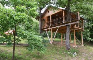 a tree house in the middle of a forest at Treehouse Resnice -Mrežnica in Barilović
