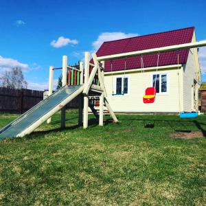 a slide in a yard in front of a house at Country Club Duncan in Prislon