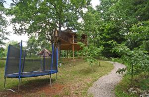 Vonkajšia záhrada v ubytovaní Treehouse Resnice -Mrežnica
