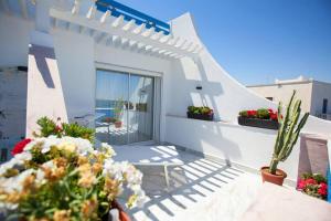 马赫迪耶Dar Jamila的白色房子的一侧有鲜花