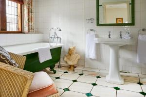 A bathroom at Burford House 