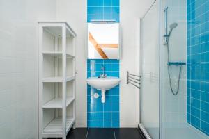 a bathroom with a sink and a shower at Weststraat 22 - Ouddorp - Appartement Noord 3P in Ouddorp +220 photos