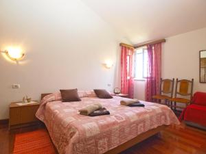 a bedroom with a large bed with two pillows on it at Apartments Vodnjanka 1656 in Vodnjan