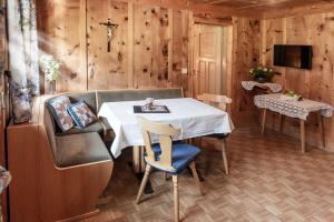 a dining room with a table and chairs at Oberhabererhof in Santa Maddalena in Casies