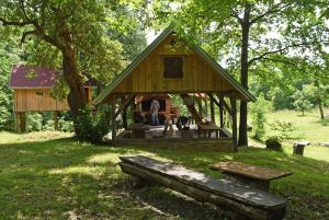Vonkajšia záhrada v ubytovaní Treehouse Resnice -Mrežnica