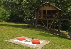 Vonkajšia záhrada v ubytovaní Treehouse Resnice -Mrežnica