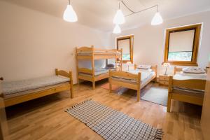 een kamer met 2 stapelbedden en een tapijt bij Rooms Kozmus in Brestanica