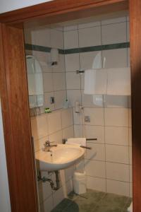 uma casa de banho com um lavatório e um espelho em Hotel Liszt em Weimar