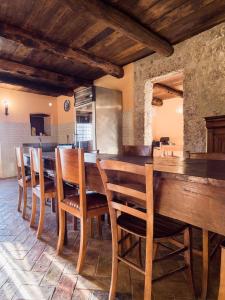 una cocina con una mesa de madera larga y sillas en Il Becco Felice, en Arpino