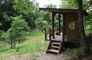 Vonkajšia záhrada v ubytovaní Treehouse Resnice -Mrežnica