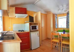 Kitchen o kitchenette sa Camping Santamarta