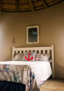 1 dormitorio con cama con almohada en Seaview Cottage, en Coffee Bay