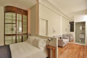 a bedroom with a bed and a living room at Republica 157 Guest House in Porto