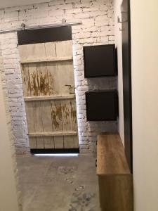 ein Raum mit zwei Fenstern und einer Ziegelwand in der Unterkunft Mihajlovik LUX Apartment in Heart of SKOPJE in Skopje
