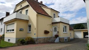 ein gelbes Haus mit einem Dach in der Unterkunft Köster & Hahnemann in Rinteln