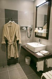 Best Western Hôtel De France في شينون: حمام مع حوض أبيض ومرآة