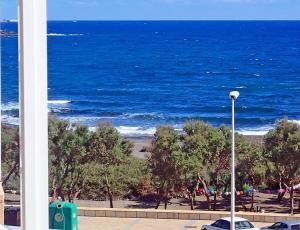 widok na ocean z budynku z światłem ulicznym w obiekcie MARINEDA by RENTMEDANO newly renovated, ocean view, wifi, parking, pool w mieście El Médano