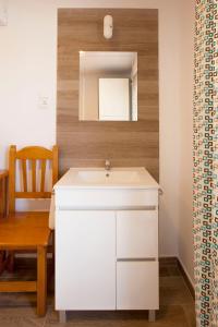 y baño con lavabo blanco y mesa. en Serramar en Benalmádena