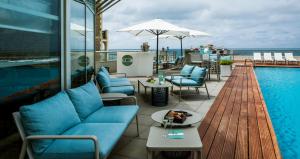 Bazén v ubytování Sofitel Biarritz Le Miramar Thalassa nebo v jeho okolí