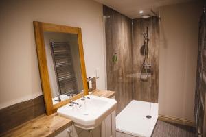 ห้องน้ำของ Glen Clova Hotel & Luxury Lodges
