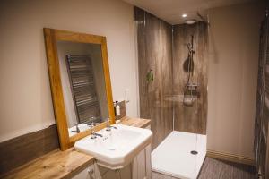 Koupelna v ubytování Glen Clova Hotel & Luxury Lodges + 37 fotografií