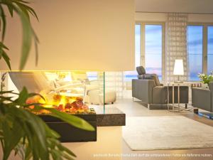 un soggiorno con camino di "FIRST" Sellin Penthouse "Meerblick & SPA" a Ostseebad Sellin