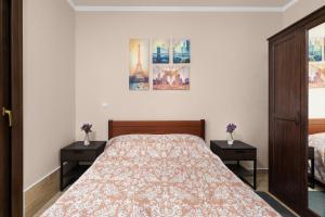 ハニオティスにあるApartments Dream Houseのベッドルーム1室(ベッド1台、ナイトスタンド2台付)