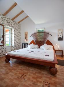 ザオストログにあるCasa Viter with terrace and Sea View!のベッドルーム1室(大型ベッド1台、木製ヘッドボード付)
