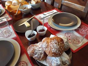stół z wypiekami na talerzu na stole w obiekcie B&B Rocca di Bajedo w mieście Pasturo