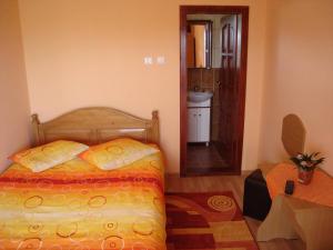 a small bedroom with a bed and a mirror at Casa Bambi in Sovata