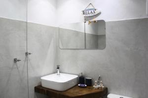 Kúpeľňa v ubytovaní Penthouse & apartments by the Sea airport Airstay