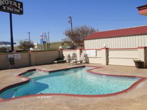 a small swimming pool in front of a building at Royal Inn Pearsall in Pearsall