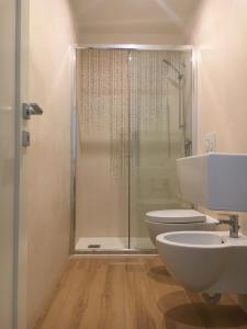 ein Bad mit einer Dusche, einem WC und einem Waschbecken in der Unterkunft Le Tre Orchidee Florence in Florenz